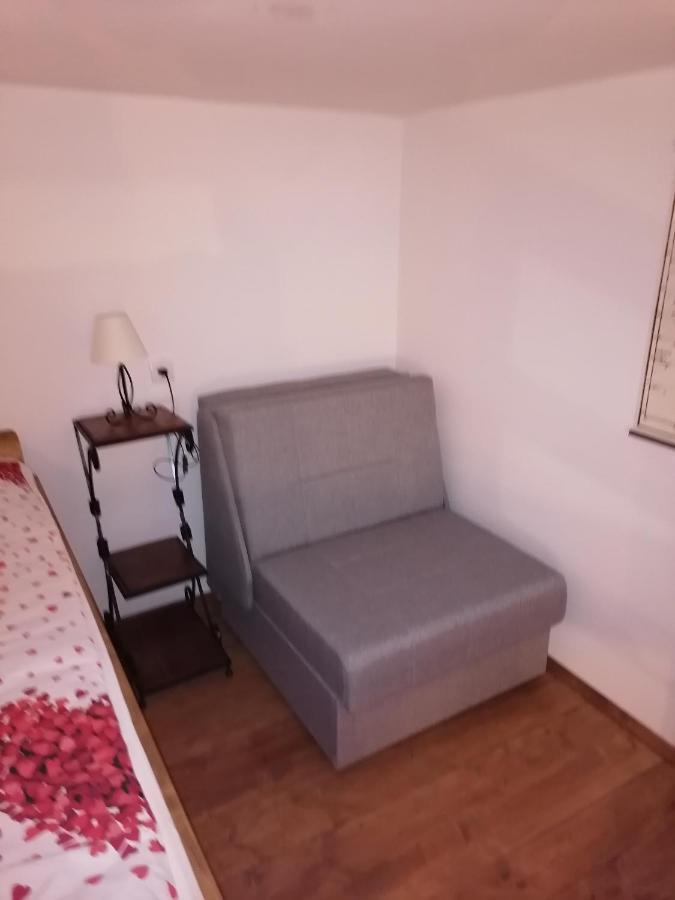Apartman Stimac Petrovaradin Exteriör bild